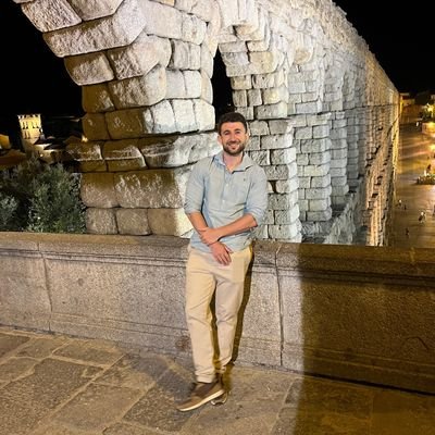 Gracioso sin gracia, veterano de lo no vivido e inútil en lo demás.