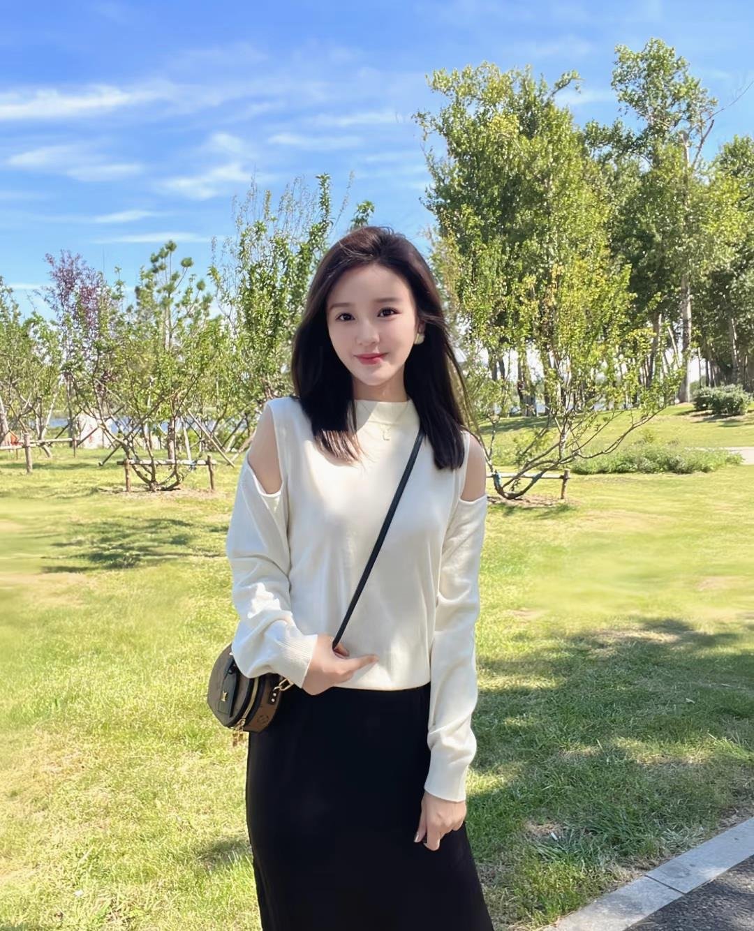 8969ojBDkwUp0's profile picture. また言うが足場お金を受け取るイ・ゲジョンの腕にしている