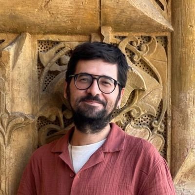 İstanbul'a âşık, kültür tarihine sevdalı, kitaplara meraklı.
Metin yazarı. Çevrimiçi atölyelerde anlatıcı.