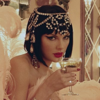 gosto de tomar chá gelado de pêssego e protejo minhas divas pop!