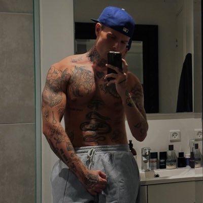 Fully inked | 6'4 | 10 inches • I suck my own cock & film it👀 See it raw, uncut and exclusive🔗👇🏽 (45% OFF) Backup: @emiliogreyx