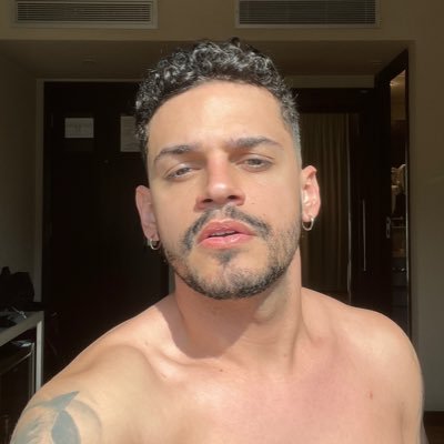 entre um surto e outro eu sei que entrego um bom entretenimento