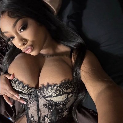 𝐕𝐈𝐕𝐈𝐄⚇𝙱𝐀𝐑𝐁: ©️pixel flush, crystal-lit shimmer.⓴
digital dream queen, scented with sweet vanilla & baccarat kisses.▢㎗◉