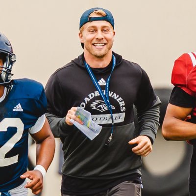 Assistant Tight Ends Coach / Assistant Running Backs Coach / Game Management Coordinator @UTSAFTBL
1 Cor 15:10 | Texas Alum #BeGreat