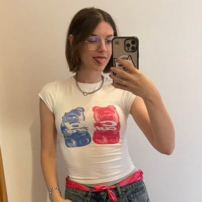 Hago de todo y no soy experta en nada 📩 suzyroxx.contact@gmail.com 📺 Streams (casi) diarios: https://t.co/oezoipaZMl