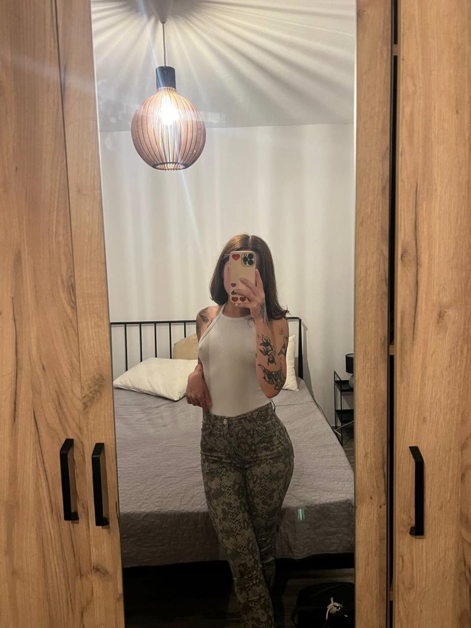 AnyaBreite69189's profile picture. perdue dans mes rêves 🌙
Peep me on my main account:  @lennalift