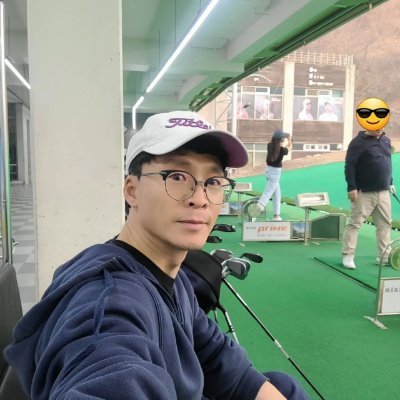 햇살, 바람, 초록의 필드… 한 번의 스윙에 하나의 세상이 담긴다. ☀️🌱
퍼팅은 빗나갔지만, 마음은 이미 편안히 안착했다. 🏌️♂️✨
골프가 내게 가르쳐준 건 정확함이 아니라 인내였다.
스코어보다 더 소중한 건, 페어웨이 위의 풍경이다. 📸
한 번의 스윙, 한 번의 호흡