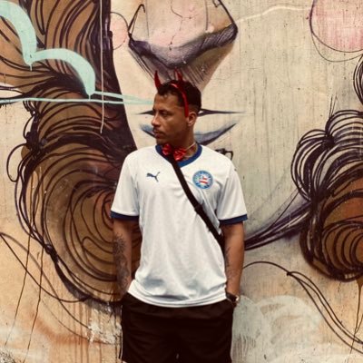 Professor de Escola Pública, Mestre em Educação e Pesquisador de relações étnico-raciais e pedagogias ambientais.