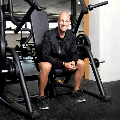 Personal trainer. Vapaa-ajalla valokuvaus, lautapelit ja talous. Ilon kautta.