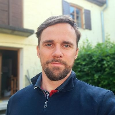 Ar raibu dzīves pieredzi Norvēğijā un Bavārijā. Vislabāk jūtos savās mājās Latvijā, laukos pie Aksenovas ezera. Mīlu sportu, dabu, un darbu ar koku.