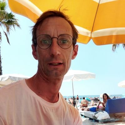 Ouvert d'esprit, chercheur de vérités... et adore les expériences (notamment sociales et humaines)... salut à toi et bienvenue !