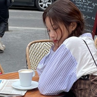 sirenvoile's profile picture. 𓃹 : beware the doe eyes of a strange damsel with chestnut hair, lips stained berry-red, bearing a basket of tender verses, and a heart drumming to love's tune.