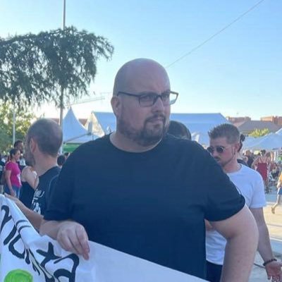 Sarcasmos por encima de sus necesidades. Se putea según juicio ético particular. A mis enemigos les costará enfadarse, tengo mi encanto personal. Tuits caducan