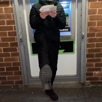 21 YR OLD CASHMASTER WHO SPLASHES YOUR FAG CASH ON A DAILY😈TRIBUTES BEFORE ANYTHING🥵