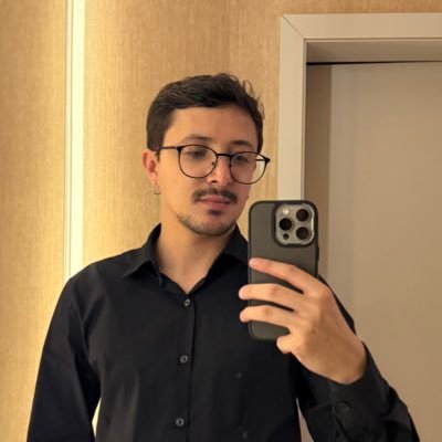 Esse é o Gabriel, ele é viado, ele é bichinha e também ele é gay
