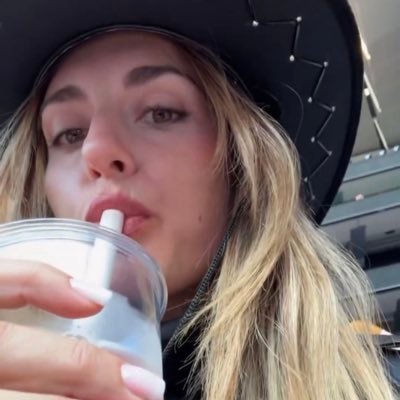 laura ୨ৎ Profile