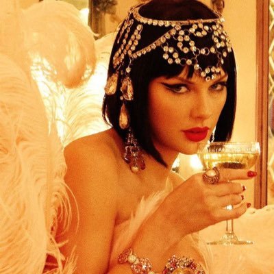 theskyisopalite's profile picture. swiftie since debut🫶🏻 folkmore stan🍂🪩