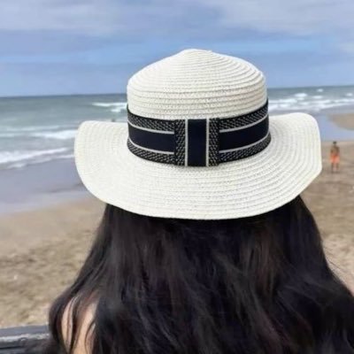 amalqamar27's profile picture. لي موعدٍ مع ليلةٍ نجمها الحظ    أشوف فيها ما تمنيت واقع  💫