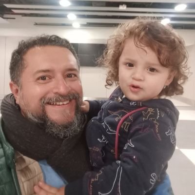 Viajero, padre feliz, actor y abogado. Amante de la naturaleza y la cultura. Vocalista de Juguetes Serios.