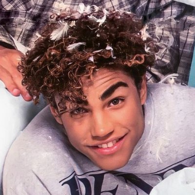 MJ's Glove • Maxwell's Afro • Aaron Pierre's Eyebrows
Beyonce's Honeybee • Teyana Taylor's Rose
@maxwellsafro ✨️ #notimpersonating