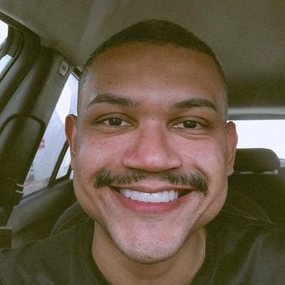 Pareço, mas sou perigoso!
É tiro porrada e bomba!
