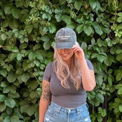 the vibe is chaotic but the yap is iconic 💁🏼♀️