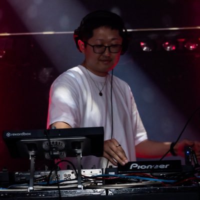 a.k.a. 三代目師範代佐藤源柳斎保施御邦 / DJ(hardcore/drum’n’bass/etc...) / hakohako、For Nine所属 / DDR SP 太陽++ / カレー / ヘッダーのロゴは(@Choku_Barrage)から