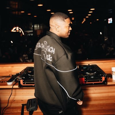 DJ/Producer From SA🇿🇦 FOR BOOKINGS Contact 📞 +27 83 382 7985 📧 mickmanbookings@gmail.com