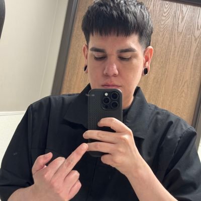 ScmbgDan's profile picture. 🎮  👟  🚗   📷  💈  🎶