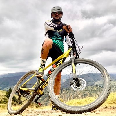 Ecuatoriano aclimatado por encima de los 2850 msnm, ciclista de montaña, motociclista aficionado.