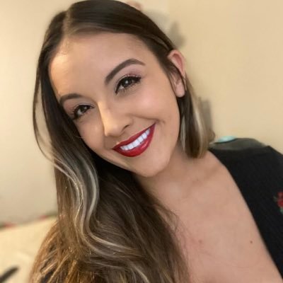 loraabney213's profile picture. 