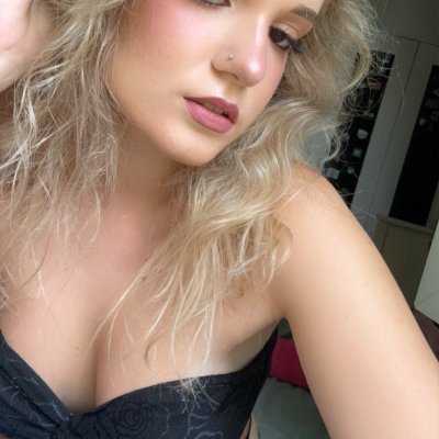 Hiii!! I'm Rebecca , 18 years old.
Don't hesitate to check my links down below!!