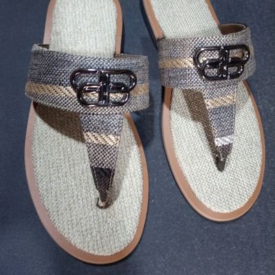 Professional on all kinds of easy wears. At AUS we dress your feet, we manufacture footwears of high quality for you. Just DM for more information. thank you 👍