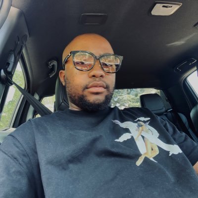 RC Alumni 👨🏽🎓 | Store Manager 👨🏽💼| IG: Motheo_Kreations 🛋️