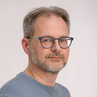 Ekonom mezi právníky na Univerzitě Karlově @PF_CUNI. Člen NERVu. Iracionálně zapálen pro myšlenku, že veřejné politiky mají být racionální.