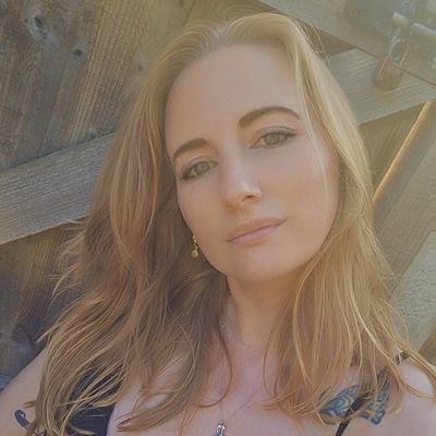An amateur historian with a love of cats, heavy metal & a touch of debauchery.
📚😺🤟😜