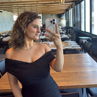 פסיכולוגית לעתיד, מצחיקה בהווה, יפה באינסטגרם __Danielshalom צינית כדרך חיים ועונה להודעות רק בפייפאל