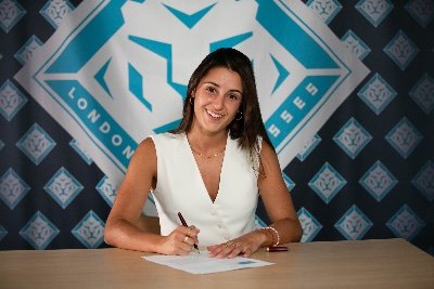 Jugadora del @londoncitylionesses e Internacional con la @sefutbolfem Instagram: janafernandez3