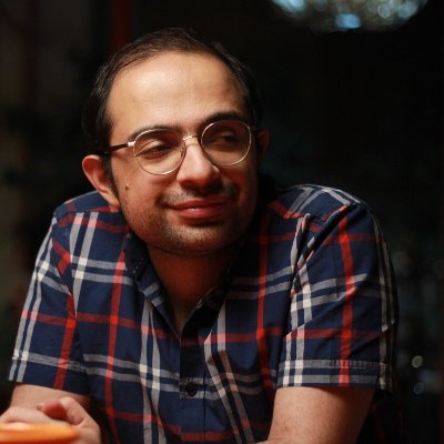 هر که در این سرا آید -با حفظ تمام موازین بهداشتی و غیره- ماچش دهید.
همه آلوده دامانی به سر شد
