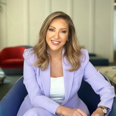 صحافية ومذيعة أخبار رئيسية في قناة الجزيرة Aljazeera principal presenter