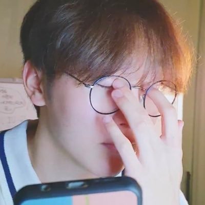 주의사항 : 동성애 지지하고 연대하고 좋아함, 한남싫어함, 빻았거나 불건전한 발언 존재, 일상 병크(소속사, 혐생, 온갖 불평불만) 얘기함, 욕트(줄여보겟삼 ㅈㅅ), 우울트, 영양가 1도 없는 얘기함, 사색가라도 된 듯 캐해하고 고찰하고 깊생함, 그래도 너네를 사랑함