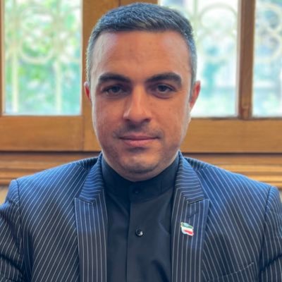 🇮🇷پژوهشگر دکتری حقوق خصوصی / وکیل دادگستری / علاقه مند به سیاست / دبیر سرویس حقوقی روزنامه همدلی
