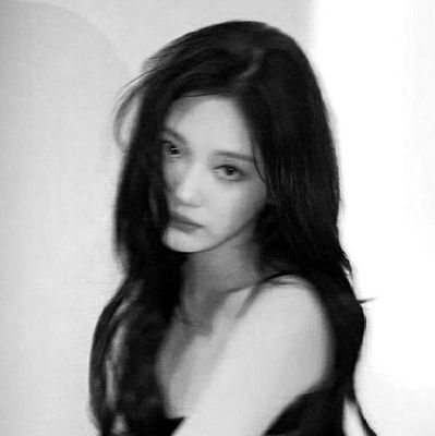 {..♥︎} /;sexy./ ౨ : ꒰哈尔滨꒱ “𝗷𝗼𝗹𝗹𝘆 𝗽𝗶𝘅𝗶𝗲!” versace’s cutie baby who’s blink th’ 2002——lovely ode with her cheerful persona, Ningning. ★