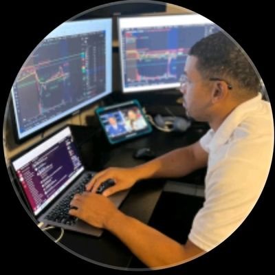 playbookinvests's profile picture. 💸 Money Expert, Author, Millionaire Investor 
⬇️ WORK WITH ME + FREE TRAININGS