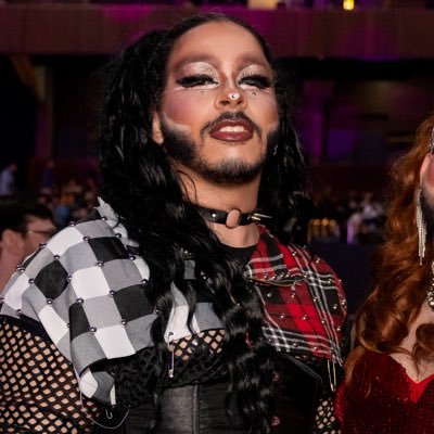 drag queen sazonal, biscoiteira, comentarista de Drag Race e de todas as coisas meio gay 🌈