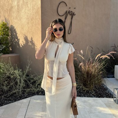 SophieVea_LA's profile picture. Explorer at heart 🧭, storyteller of little moments ✨. Obsessed with films 🎬, laughter 😂, and delicious desserts 🍰. Forever curious, always wandering 🌎