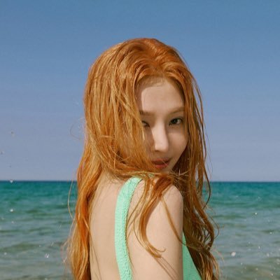 kkohakunushi's profile picture. under the sun, we dive into mint-tinted water.