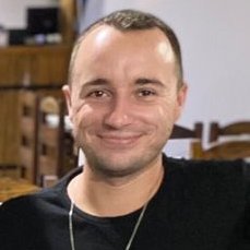 lucasaholic's profile picture. Abro a geladeira pra pensar, nunca terminei uma borracha e sei usar os porquês. Gosto de café sem açúcar, carros velhos e pizza fria.