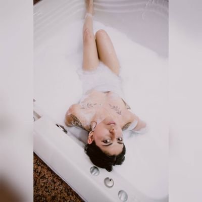 Hi, I'm an introvert. I like art, painting, reading, and music. 🥰😘 But I have an extroverted side. Taking sexy photos is my hobby. 🙈