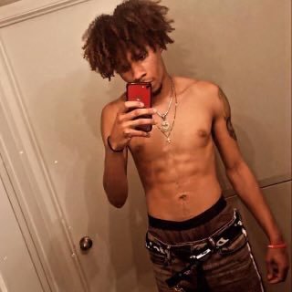Solo & B/G Content Creator 🍆 DM are open💰 A 6’4 gentleman in public, everything else in private.